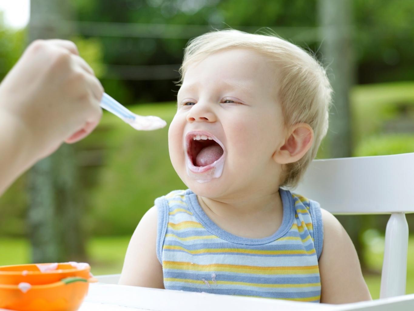 Nên cho bé ăn sữa chua như thế nào để đảm bảo dinh dưỡng?