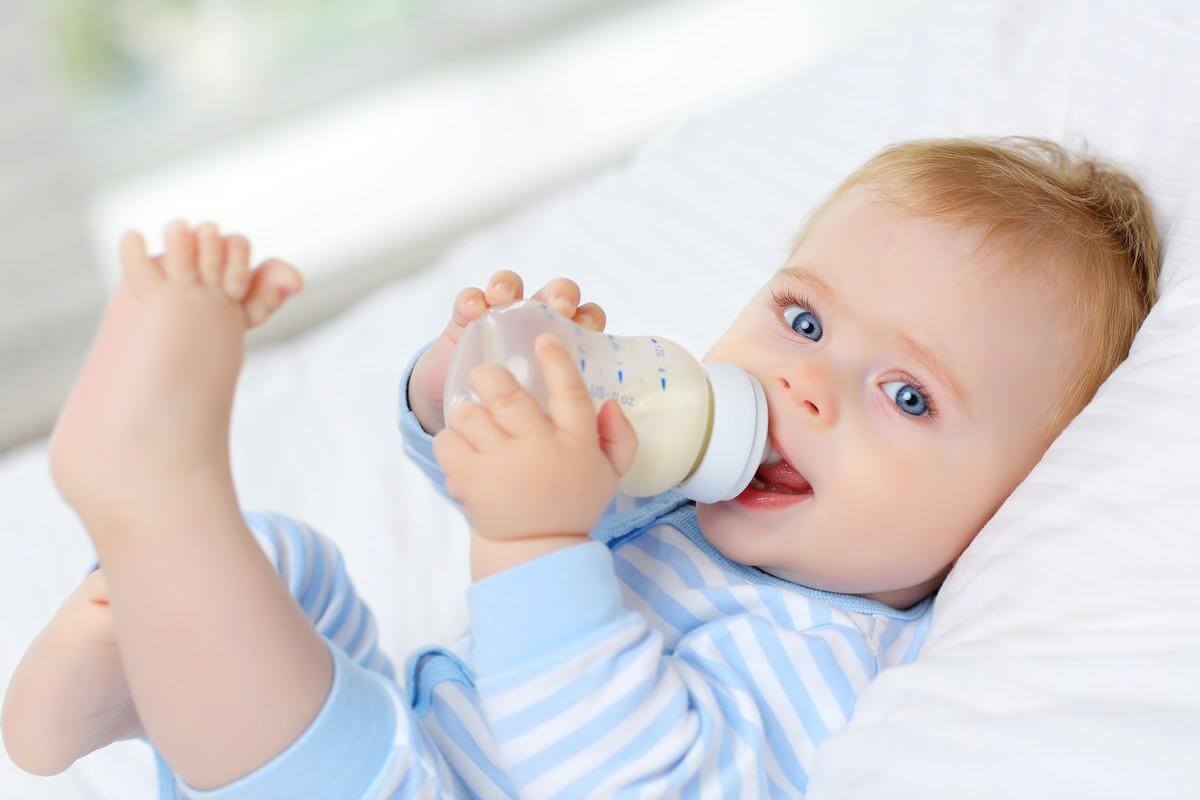 Những sai lầm mà các ông bố bà mẹ nên tránh khi cho con uống sữa