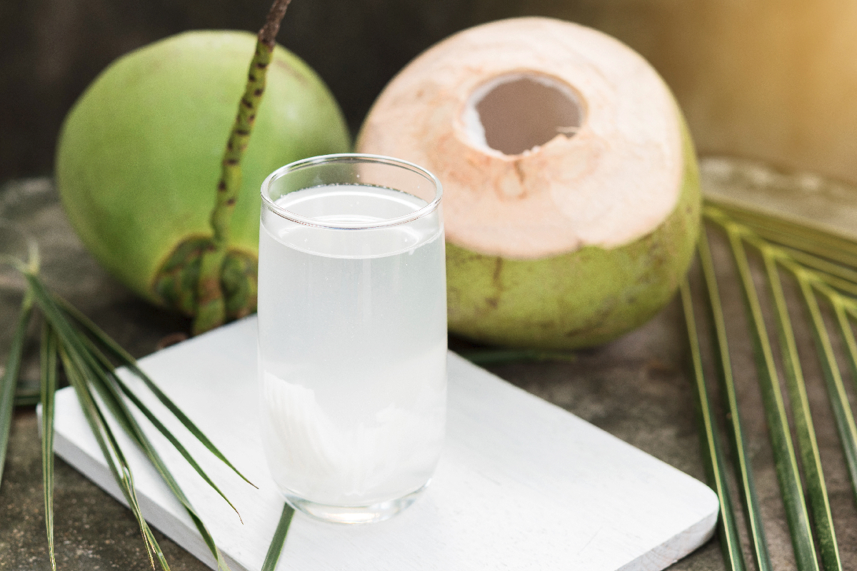 Các tác dụng và lưu ý khi uống nước dừa trong thời gian thai kì