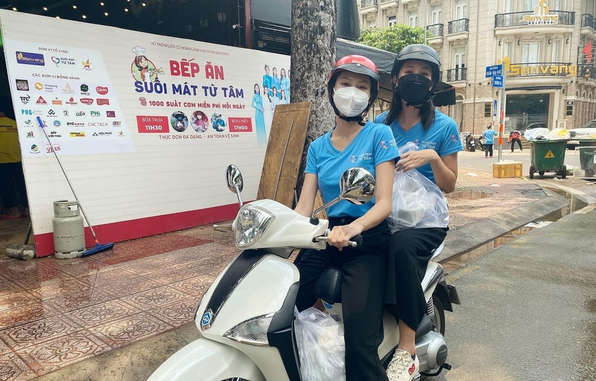 Hoa hậu Tiểu Vy chạy xe máy giao cơm tại tuyến chống dịch